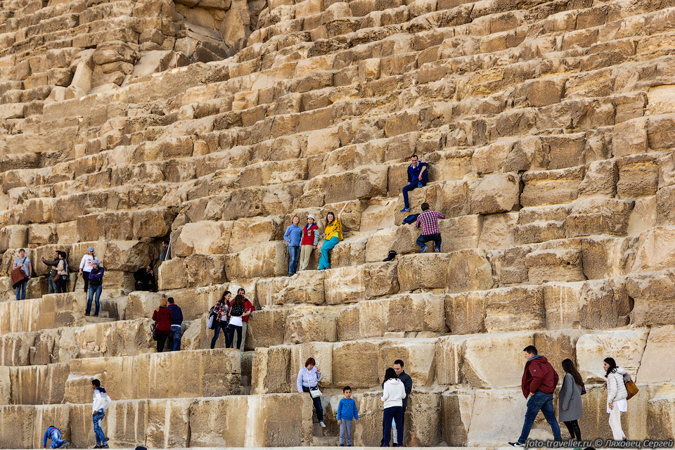 На пирамиды лазить запрещено, но сфотографироваться у входа в 
пирамиду Хеопса можно