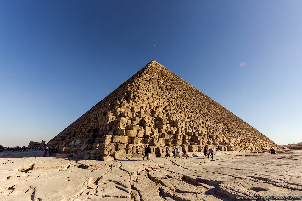 Пирамида  Хеопса расположена на плато Гиза в окрестностях 
столицы Древнего царства Мемфиса.