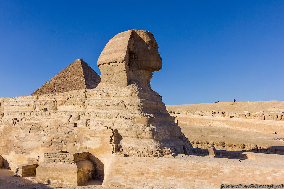Сфинкс оказался по самые плечи погребён в песке и попытки откопать
 его предпринимались уже в древности Тутмосом IV и Рамзесом II.