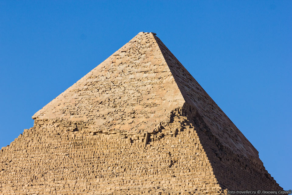 Пирамида Хефрена (Хафры) была украшена розовым гранитным пирамидионом, 
который сейчас утерян.
Ни одна из древнеегипетских пирамид не сохранила на своей вершине пирамидиона, у 
пирамиды Хефрена сохранились
почти все камни его крепления,
образующие небольшую квадратную площадку с квадратным углублением.