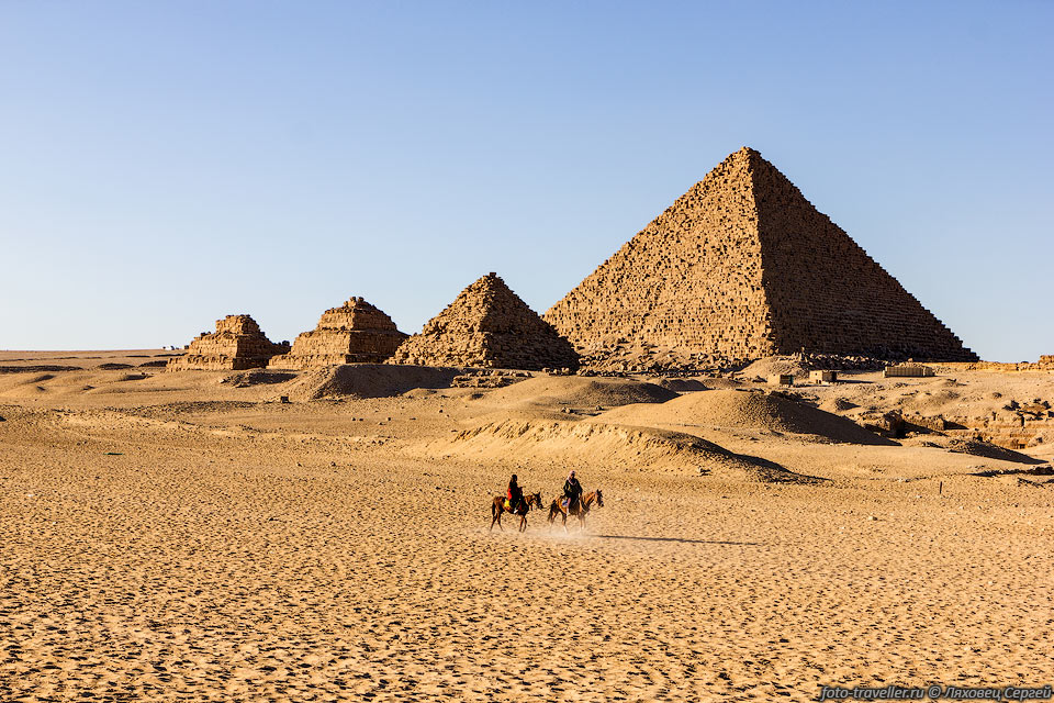 Для строительства пирамиды Микерина использовались каменные блоки 
большего размера, чем для пирамид Хеопса и Хефрена.
