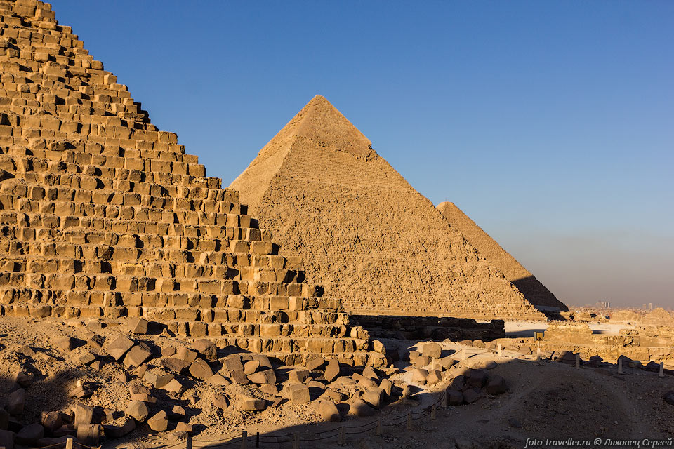 Пирамиды впечатляют, если смотреть их с дальних ракурсов, когда 
не видно туристической инфраструктуры