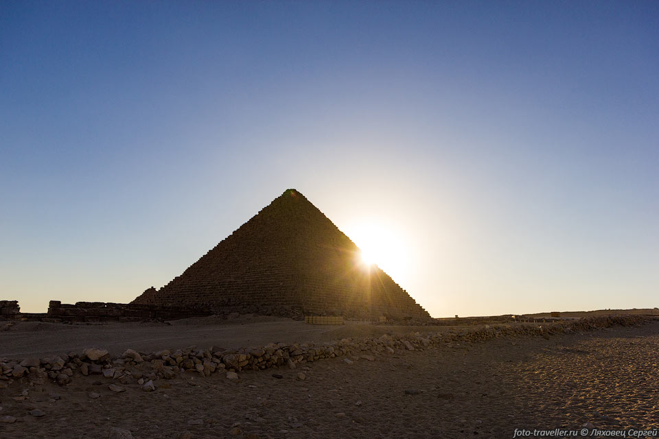 Солнце садится за пирамидой