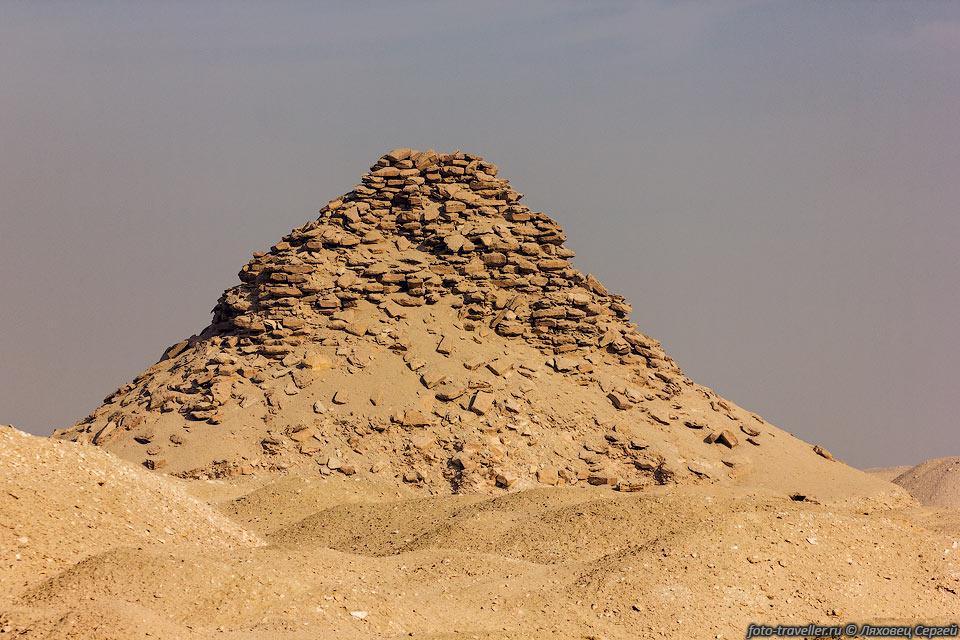 Пирамида Усеркафа - пирамида первого фараона V Династии.
Расположена в Саккаре к северо-востоку от погребального комплекса Джосера.