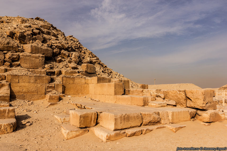 Пирамидальный комплекс Униса расположен в Саккаре. 
Пирамида Униса была построена во времена V династии.