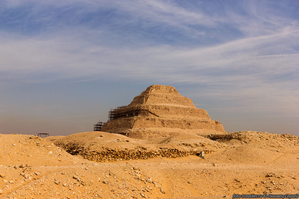 Ступенчатая пирамида в Саккаре - древнейшее из сохранившихся в 
мире крупных каменных зданий.
Построено зодчим Имхотепом в Саккаре для погребения египетского фараона Джосера 
около 2650 года до н. э.