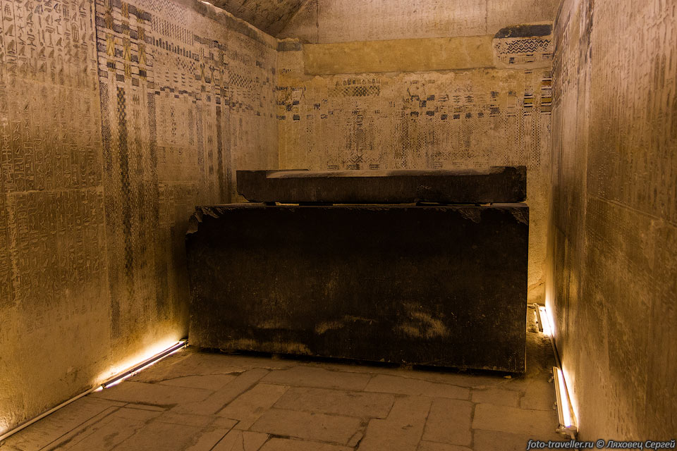 Саркофаг в пирамиде Униса.