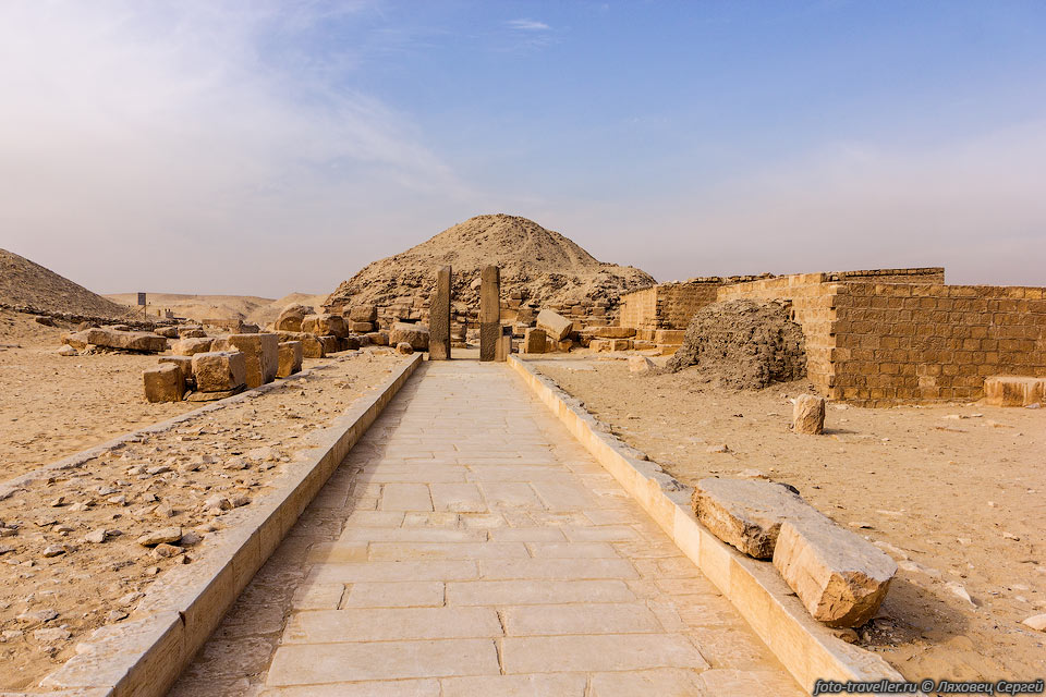 Дорожка перед Пирамидой Униса