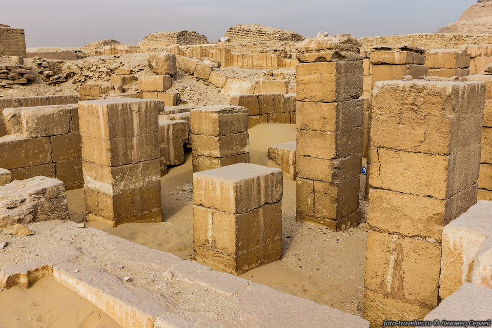 Колонны в каком-то погребальном сооружении возле пирамиды Униса