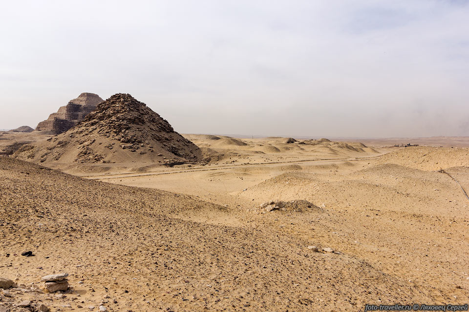 На переднем плане пирамида Усеркаф, вид с севера