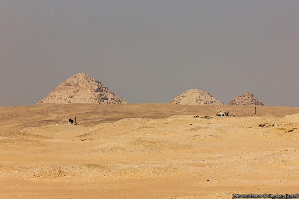 Вид из Северной Саккары на пирамиды Дахшура