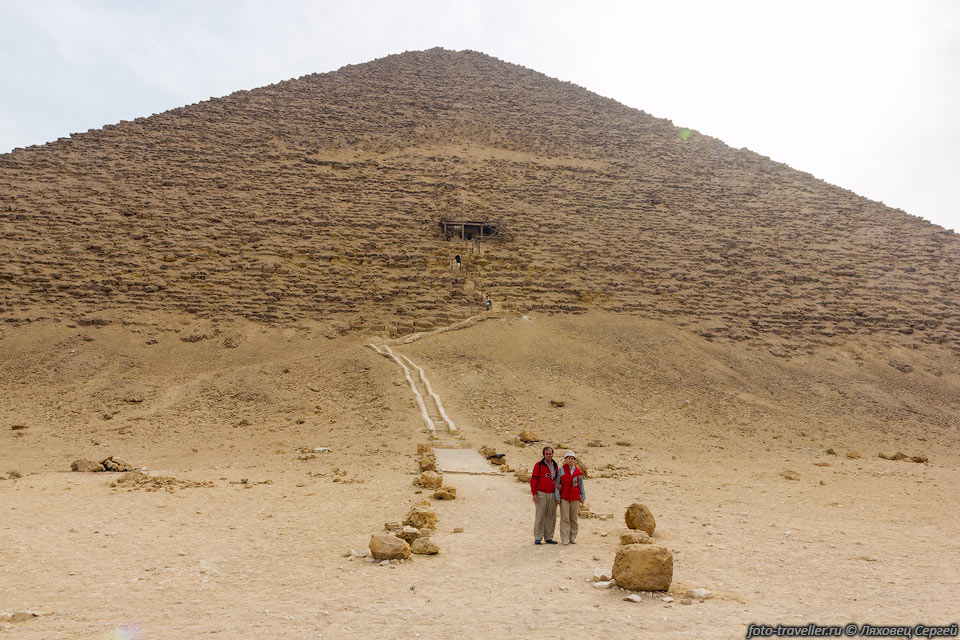 Розовая пирамида фараона Снофру в Дахшуре, на момент своего строительства
 в 26 веке до н. э. являлась самым высоким сооружением на Земле.