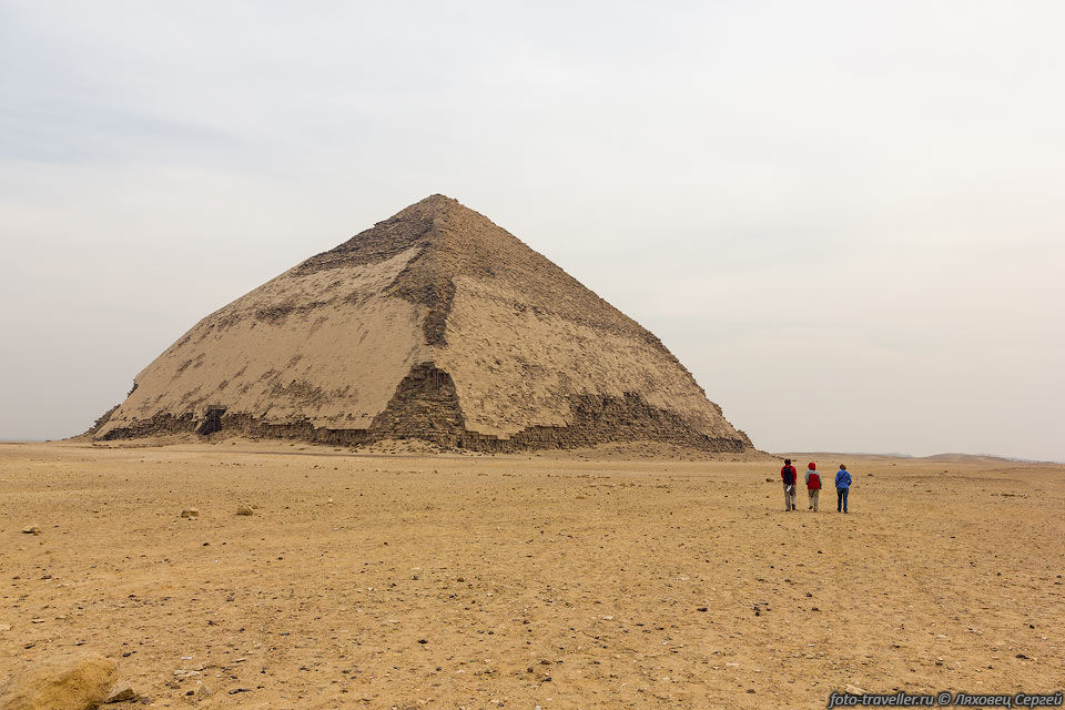 Ломаная пирамида (Bent Pyramid) в Дахшуре, возведение которой 
также приписывается фараону Снофру.
Высота пирамиды 105,07 м, сторона основания 188,60 м, объем: 1 237 040 м3.