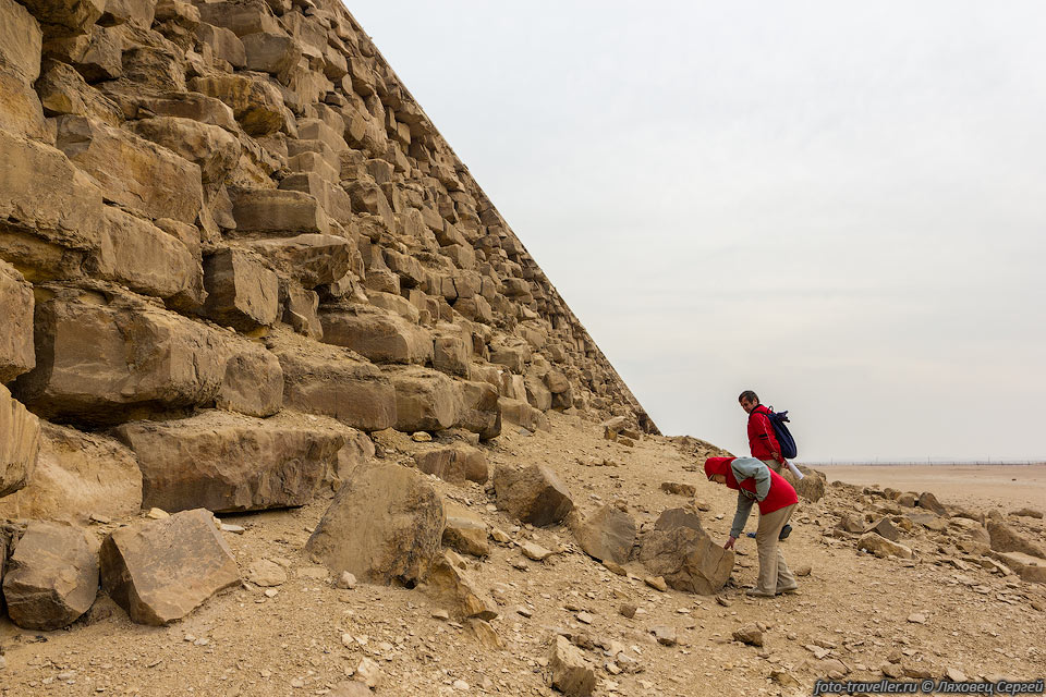 Погребальный комплекс Ломаной пирамиды состоит из большой пирамиды 
фараона и пирамиды-спутника.