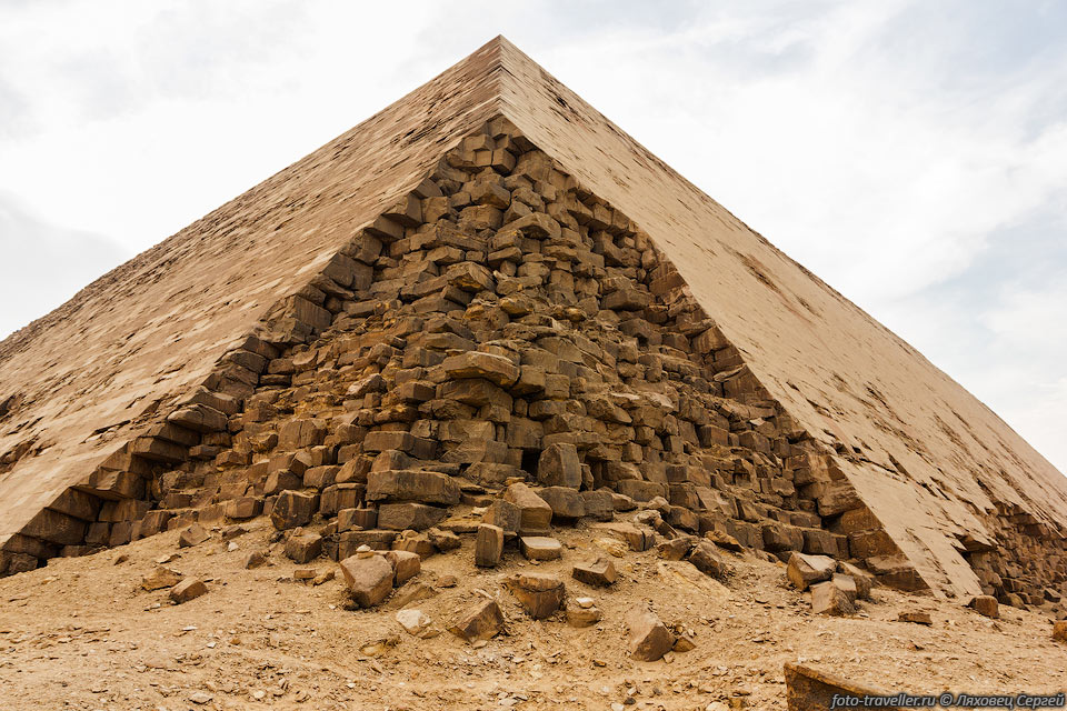 Угол ломаной пирамиды в Дашхуре