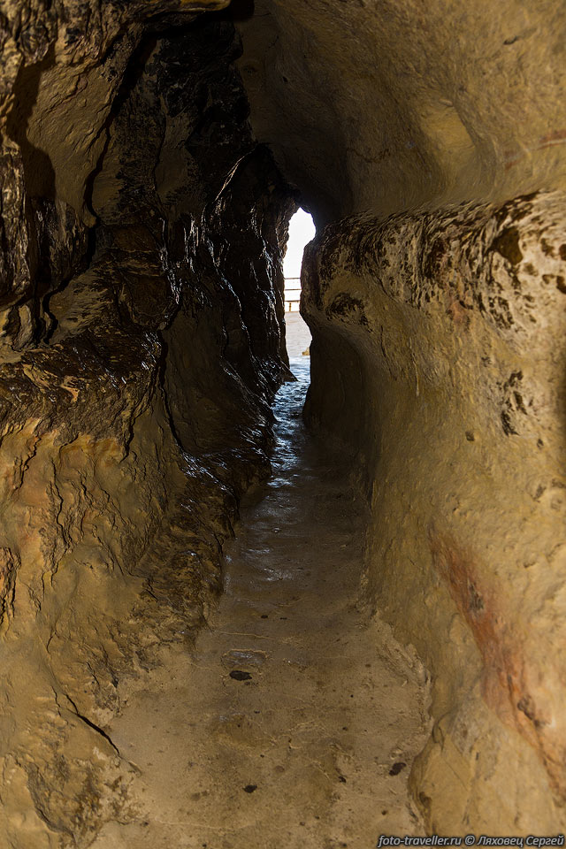 Пещера очень маленькая, фактически это щель с небольшой камерой 
в конце.
В пещеру можно подняться самостоятельно, в монастыре можно договориться об экскурсии.