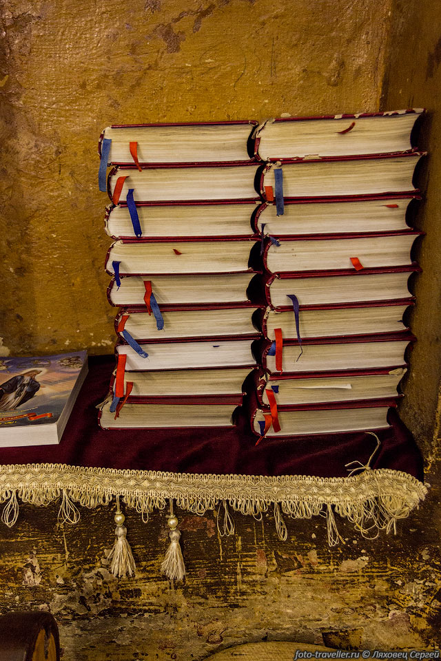 В монастыре хранятся иллюминированные манускрипты.