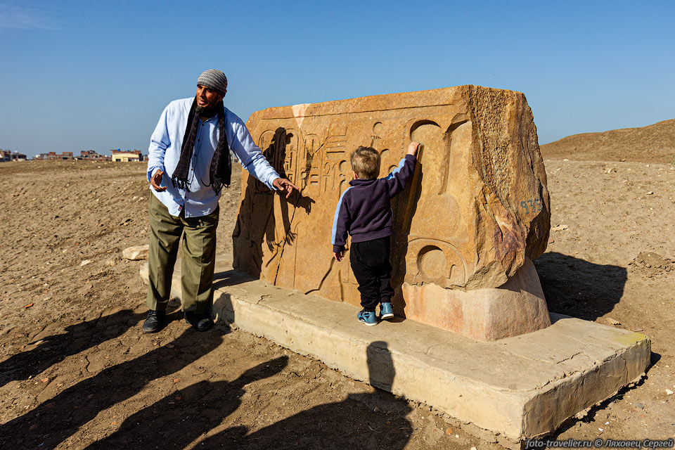 Редкопосещаемые руины Танис времен Древнего Египта.
Охранники этой территории были очень удивлены, что кто-то приехал.
Для нас открывали специально ворота.