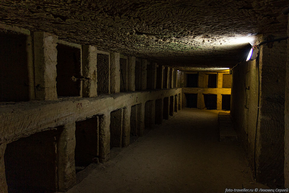 Катакомбы Ком эль-Шукафа залегают на трех уровнях, везде находятся 
различные гробницы знати.
Глубина достигает 35 м. Нижний уровень в катакомбах затоплен.