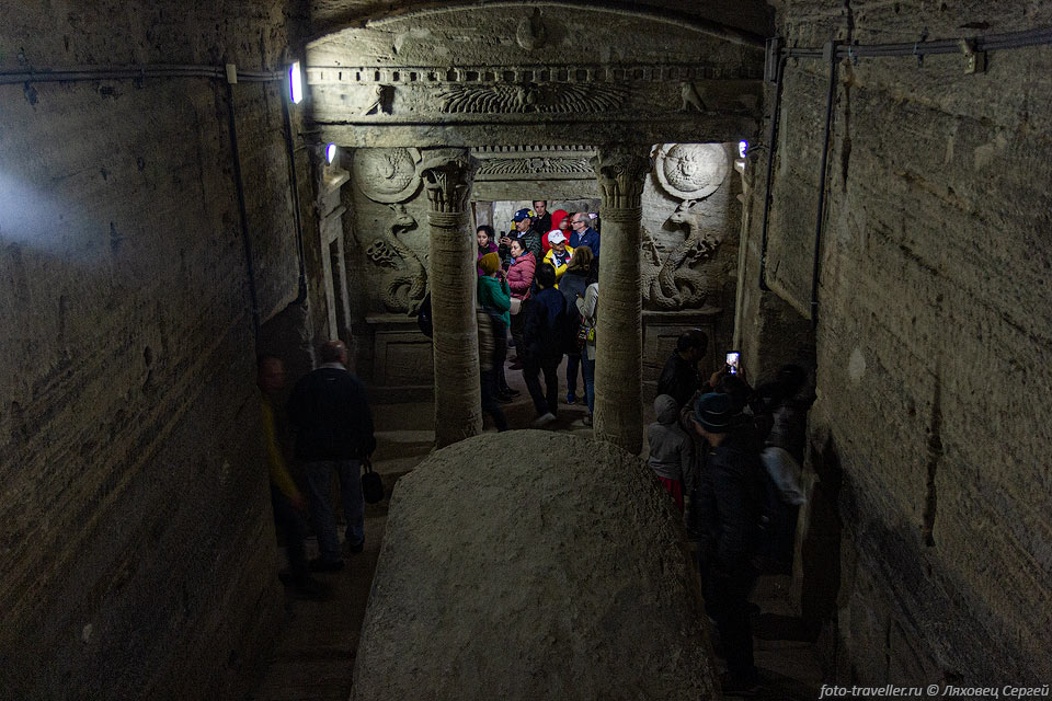 По обеим сторонам погребальной камеры, расположенной на втором 
уровне каттакомб Ком-эш-Шукафа, 
под головами медузы вырезаны два египетских змея в египетской двойной короне