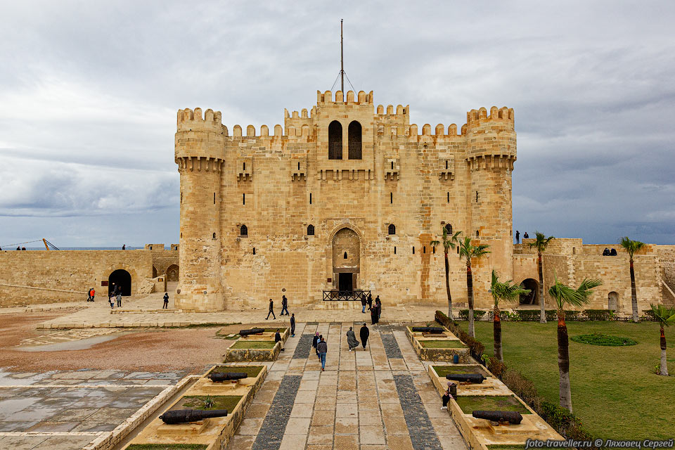 Форт Кайтбей построен на руинах и частично из материалов Александрийского 
(Фаросского) маяка.