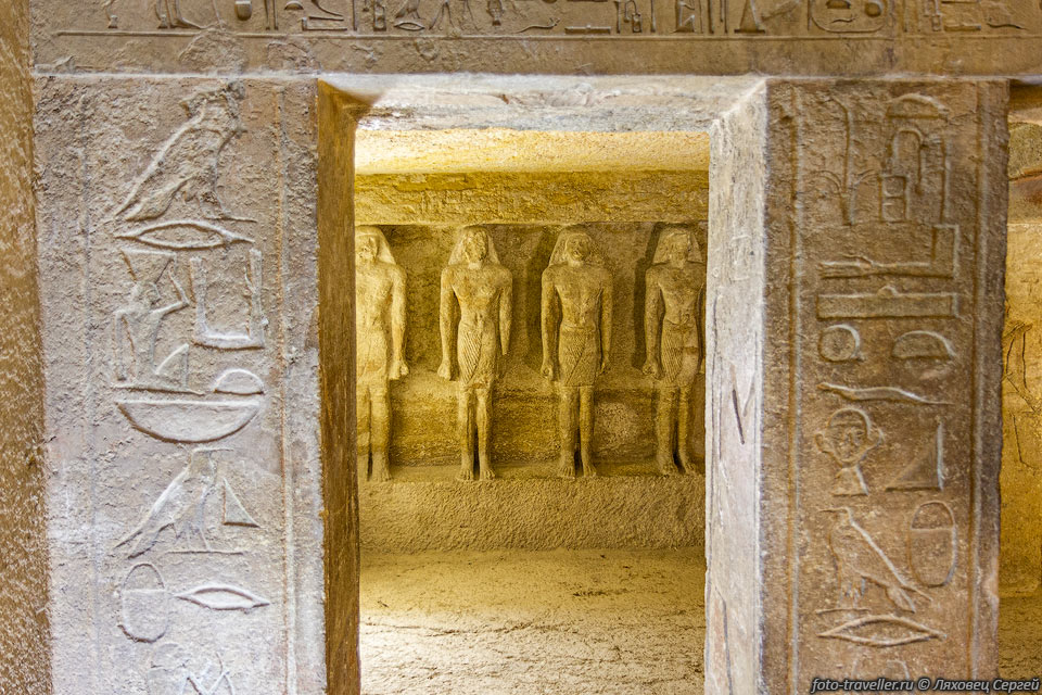 Гробница Мересанх III (Tomb of Meresankh III) расположенна на 
территории пирамид Гизы на Воточном кладбище.
Мересанх III - царица Древнего Египта, дочь Хетепхерес II и супруга фараона Хафра.