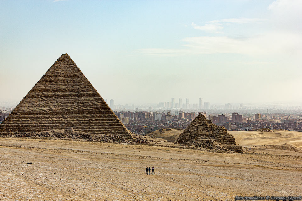 Пирамидв на фоне Гизы и Каира