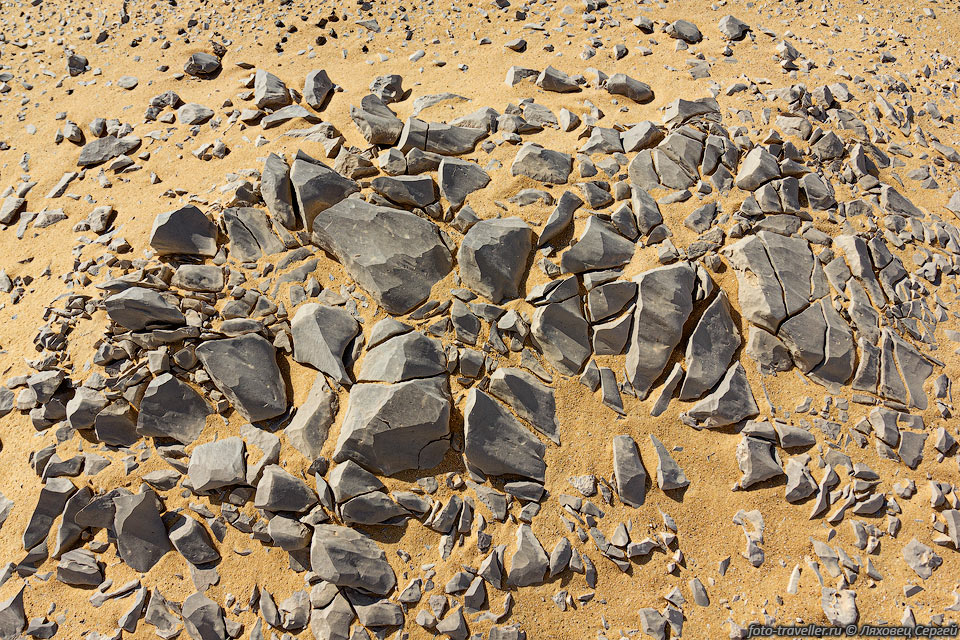 Камни в песке