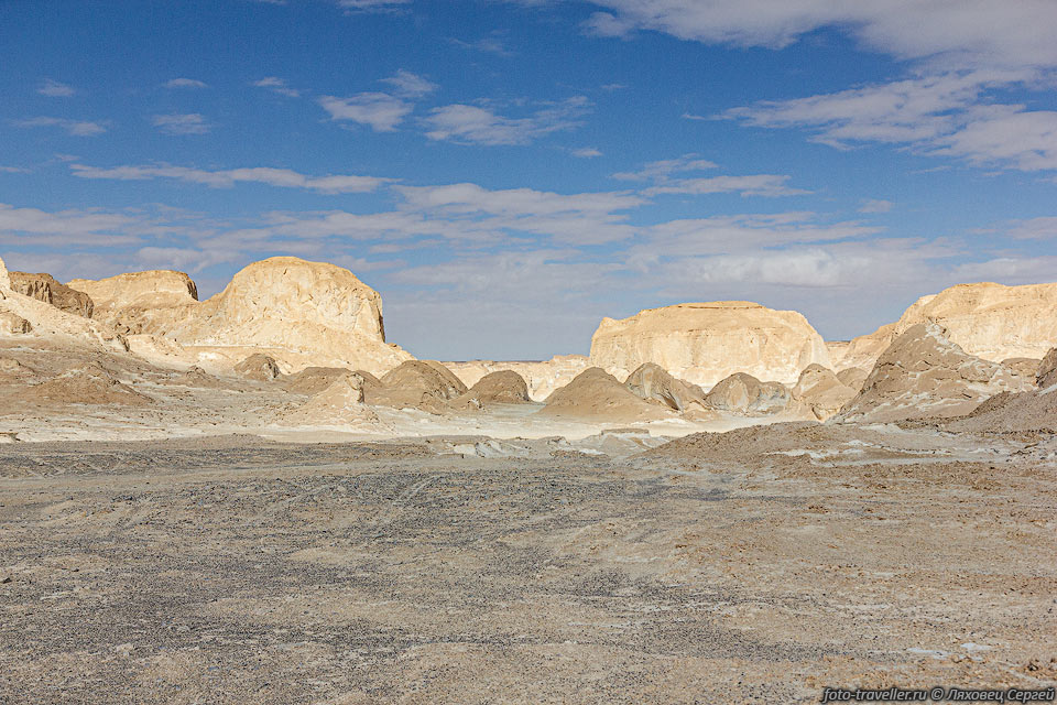Белая пустыня (White Desert National Park, Эс-Сахра Эль-Бейда) 
- небольшой участок
на востоке пустыни Сахара (Ливийская пустыня) площадью примерно 300 км2.
Находится по дороге между оазисами Бахария и Фарафра.