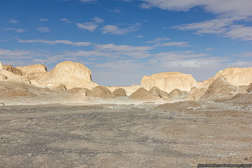 Белая пустыня (White Desert National Park, Эс-Сахра Эль-Бейда)
- небольшой участок
на востоке пустыни Сахара (Ливийская пустыня) площадью примерно 300 км2.
Находится по дороге между оазисами Бахария и Фарафра.