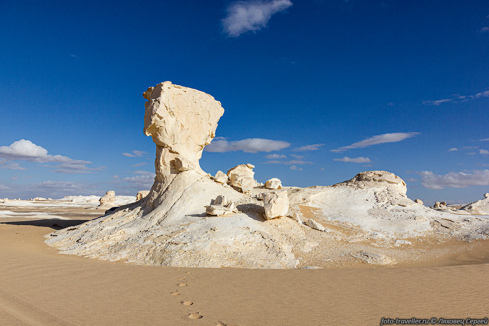 Белая пустыня известна меловыми образованиями.
Белые скалы - это останки морских микроорганизмов.