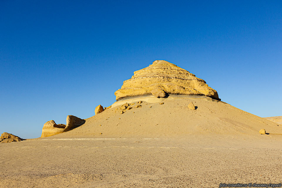 Холм в Вади эль-Хитан, в котором видны слои древних отложений