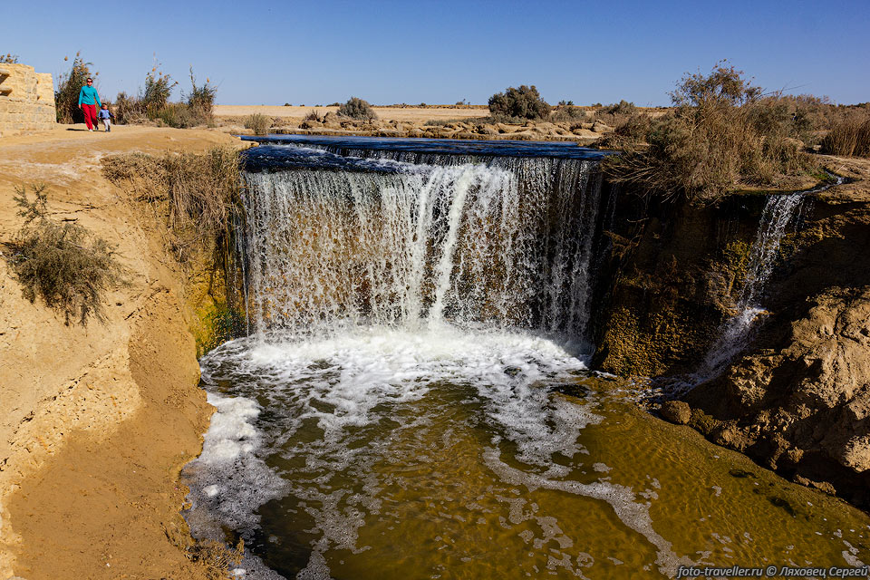 Водопады между верхним и нижним озерами в Вади эль-Райан.
Водопады Вади эль-Райан считаются самыми большими водопадами Египта.
