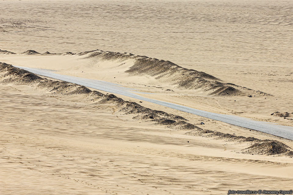 Дорога от озера Карун в сторону Каира частично занесена песком