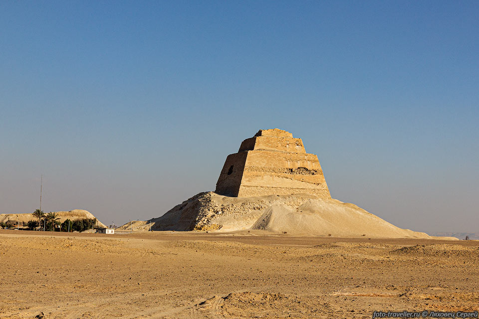 Пирамида Медум, Мейдум (Pyramid Of Meidum). 
Этот древнеегипетский некрополь находится в 100 км южнее Каира.