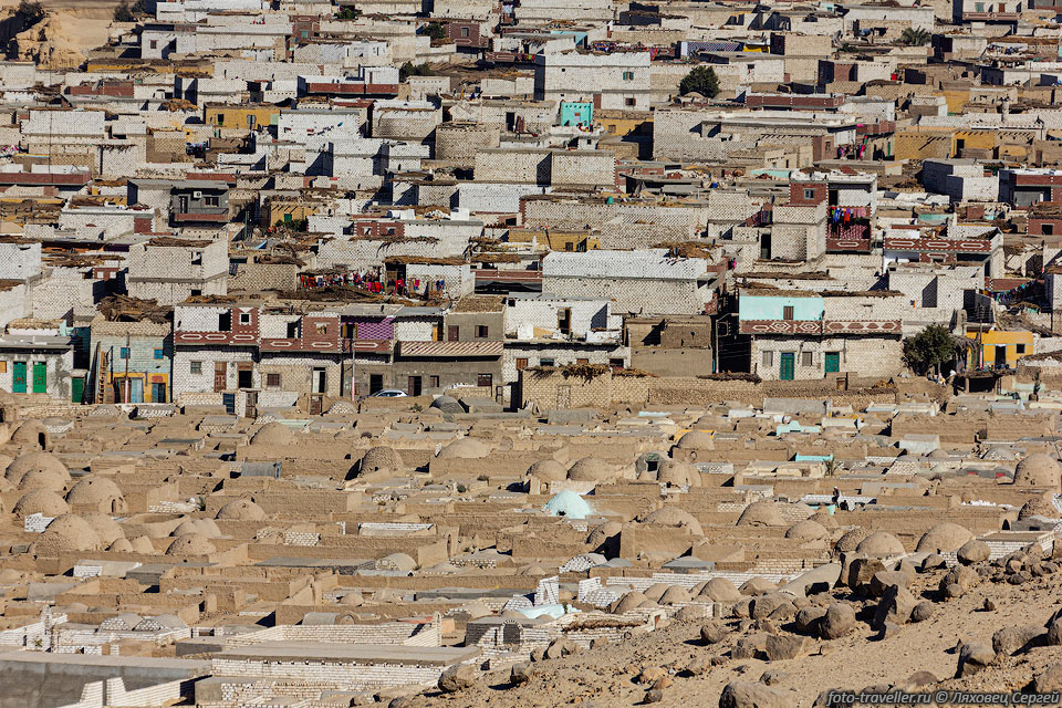 Один из поселков, вид с террасы в некрополе Бени-Хасан