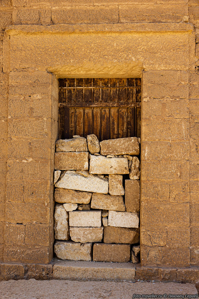 Заложенный вход в какую-то гробницу в Туна эль-Джебель
