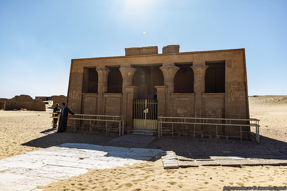 Внешний вид гробницы Петосириса (Tomb of Petosiris) в Туна эль-Джебель
