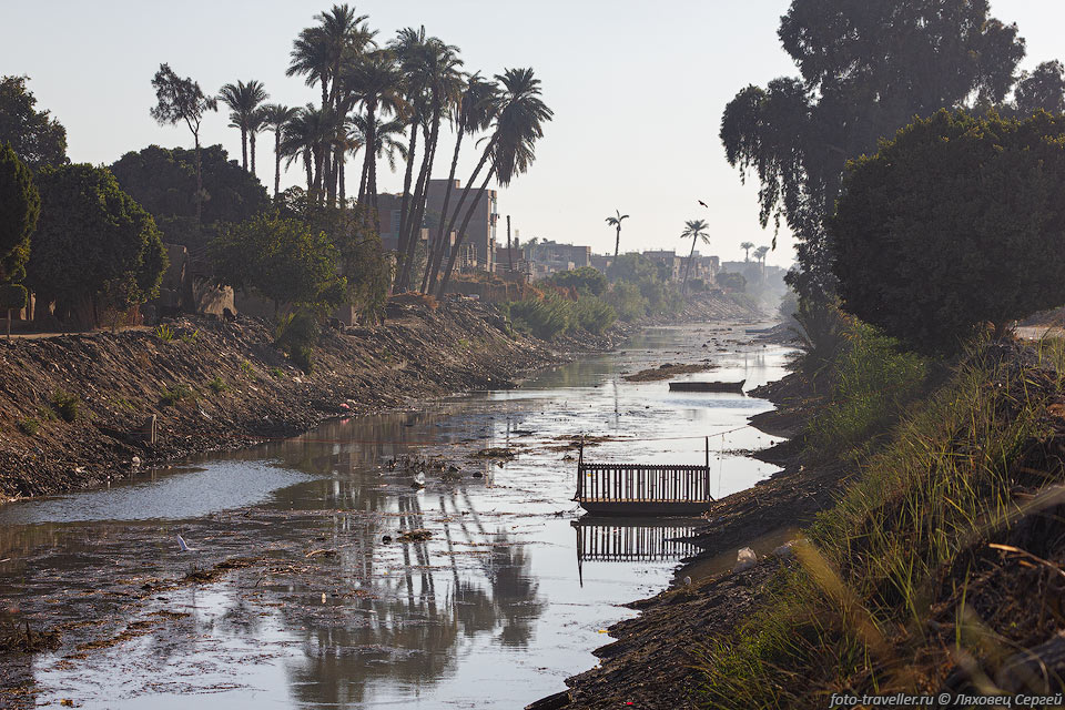 Канал в долине Нила по дороге к храму Абидос.
Виден паром для переправы людей на другую сторону.