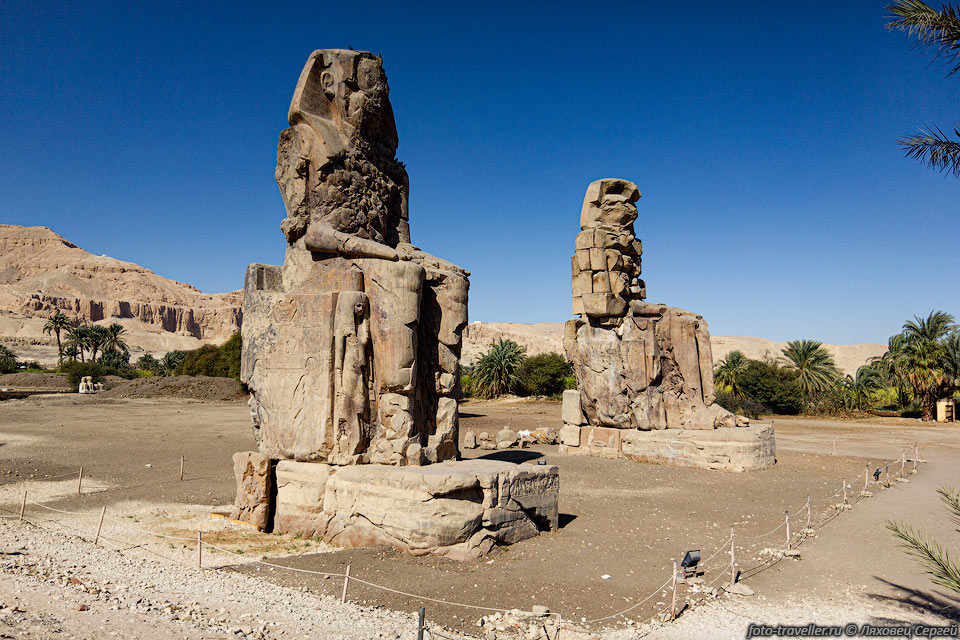 Колоссы Ме́мнона (Colossi of Memnon) - две массивные каменные 
статуи изображающие фараона Аменхотепа III, а не Мемнона. 
Последние 3400 лет они простояли в некрополе города Фивы, по другую сторону реки 
Нил от современного города Луксор.