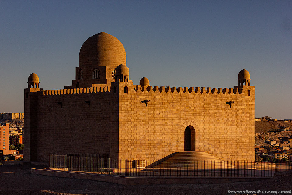 Мавзолей Ага Хана (Aga Khan Mausoleum) в Асуане.