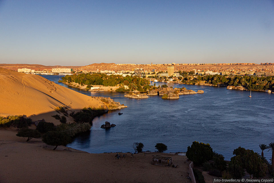 Рядом с мавзолеем Ага Хана можно выйти на обрыв и посмотреть красивую 
панораму Нила