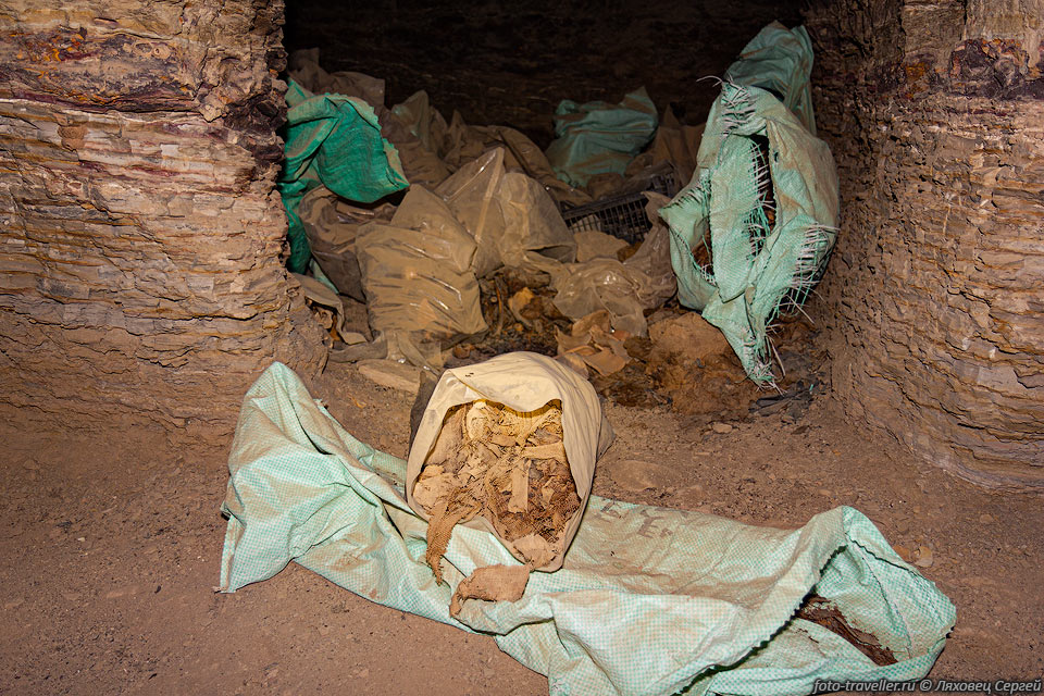 Муммии упакованные в мешки и перенесенные видимо из других гробниц