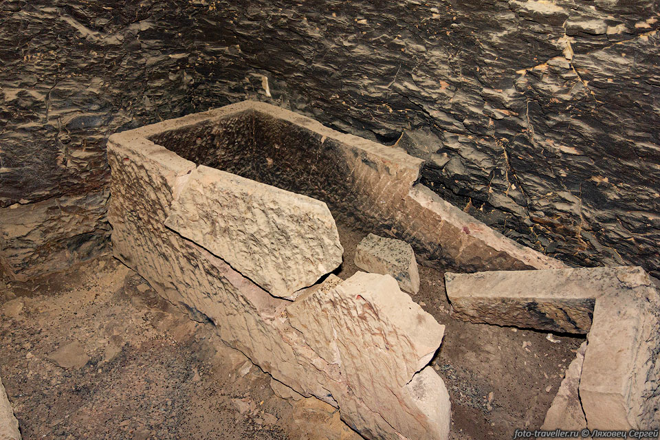 Разбитый саркофаг.
Некоторые гробницы полностью сожжены с имевшимися в них мумиями.