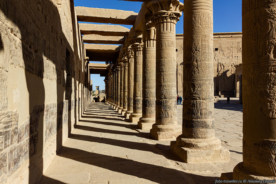 Колоннада перед храмом Исиды (Филы)