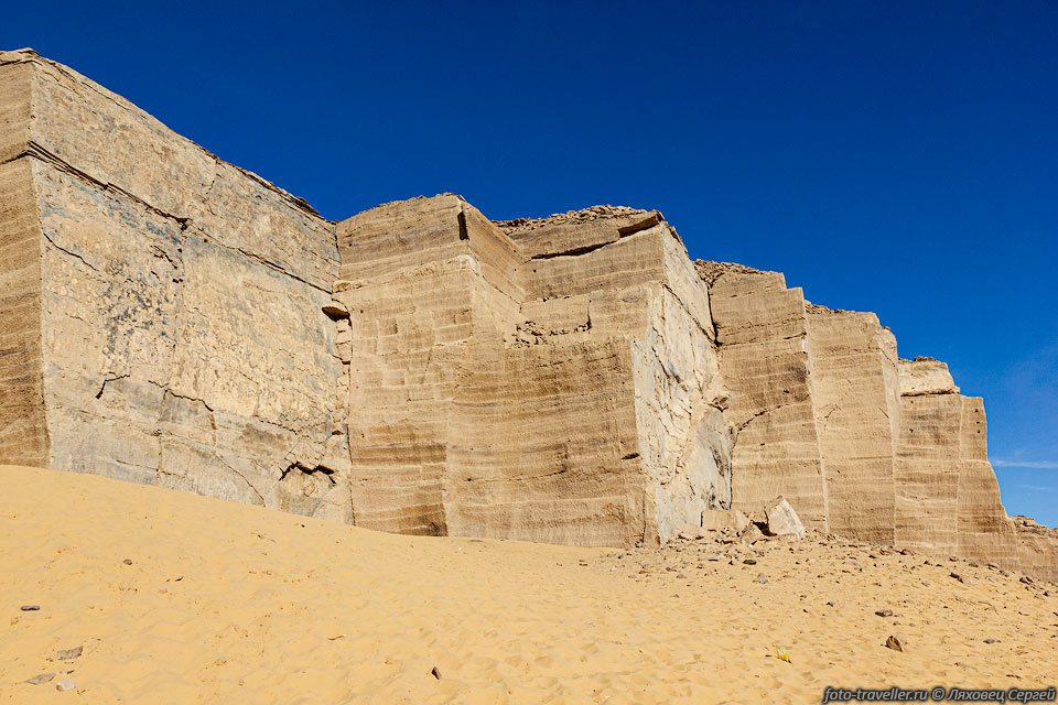 Место отрезки блоков камня в горе Джебель эль-Сильсила.
Камни в основном вырезались вдоль реки. Притом выбирались однородные куски без трещин.