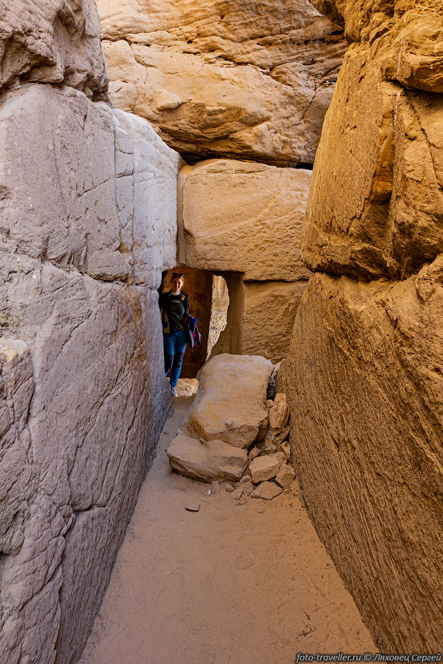 В каменоломнях расположено множество мини-храмов, которые находятся 
на западном берегу. На скалах вырезаны надписи и крошечные помещения.
Каменоломни есть и на восточной стороне, но чтобы их посмотреть, нужно чтобы местные 
жители за этим не наблюдали.