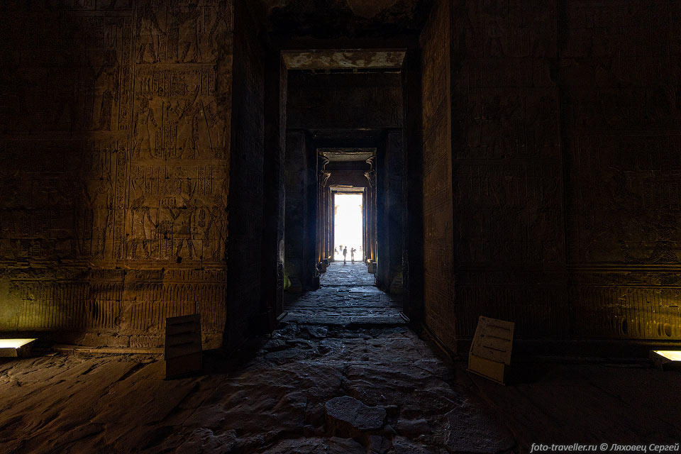 Храм Хора в Эдфу имеет размеры 137х79 м при высоте пилонов в 36 
м.
