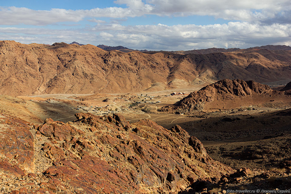 Вид с тропы на Вади эль-Эсбаея (Wadi El Esbaeya) и поселок