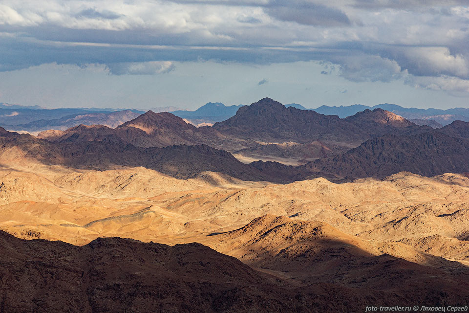 Точное местонахождение библейской горы неизвестно, есть разные 
варианты.
Нынешнюю гору Моисея христиане почитают как библейскую гору Синай с начала 4 века.